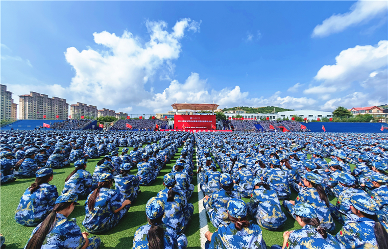 天游ty8检测中心2024级新生军训成果展示暨总结表彰大会隆重举行